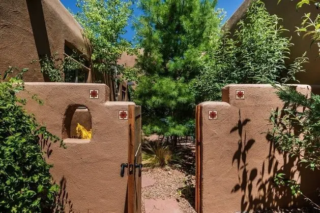 Alegre - Darling Vacation Home, Kiva Fireplace, Walk to the Plaza