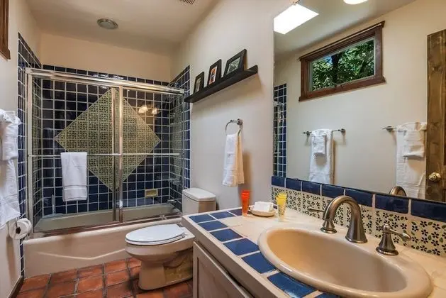 Alegre - Darling Vacation Home, Kiva Fireplace, Walk to the Plaza - Banyo Tipleri