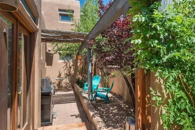 Alegre - Darling Vacation Home, Kiva Fireplace, Walk to the Plaza - Dış Mekan