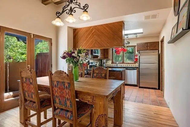 Alegre - Darling Vacation Home, Kiva Fireplace, Walk to the Plaza - Mutfak
