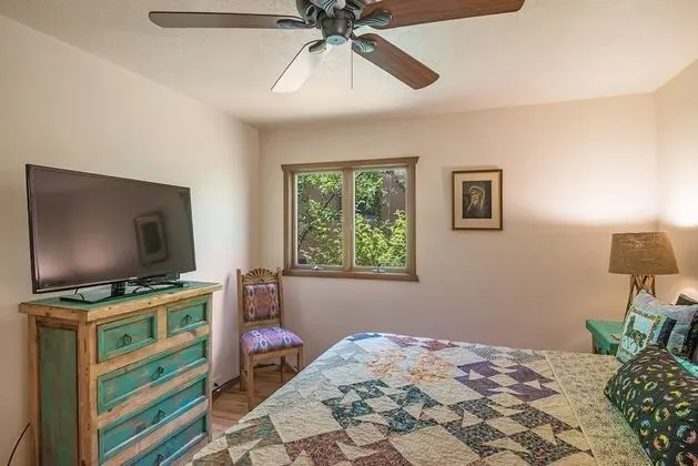 Alegre - Darling Vacation Home, Kiva Fireplace, Walk to the Plaza - Oda