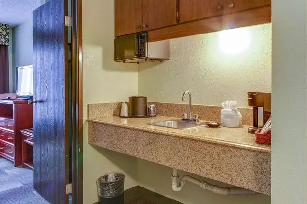 Alexis Inn & Suites Nashville Airport