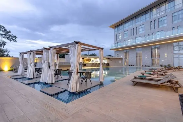 Alisa Hotel Tema