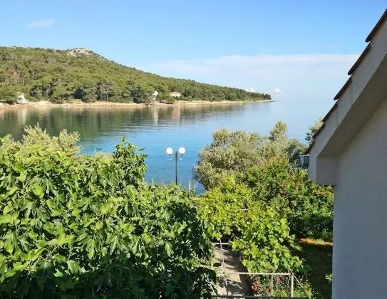 All New Seafront Apartment Yvonne, Sleeps 5