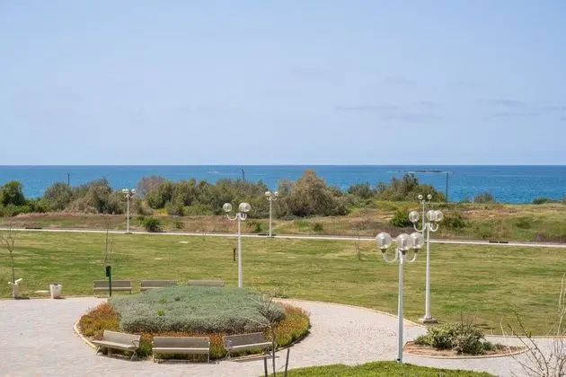 Alloro First Line To The Beach