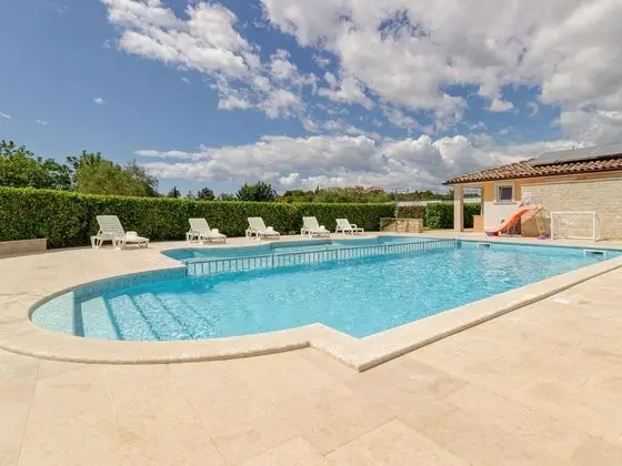 Alluring Apartment in Banjole near Beach & Island - Havuz