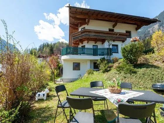 Alluring Apartment in Mayrhofen near Forest - Dış Mekan