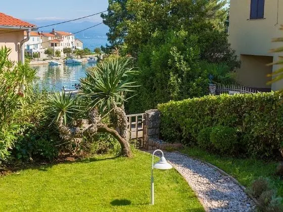 Alluring Apartment in Vantacici Amid the Sea