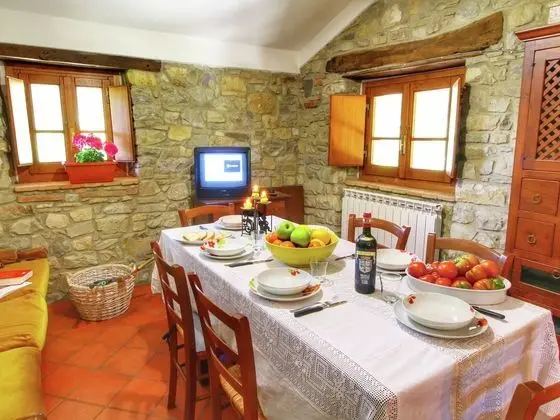 Alluring Farmhouse in Ortignano With Swimming Pool - Yerinde Yemek