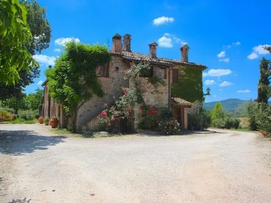 Alluring Villa in San Venanzo With Sauna