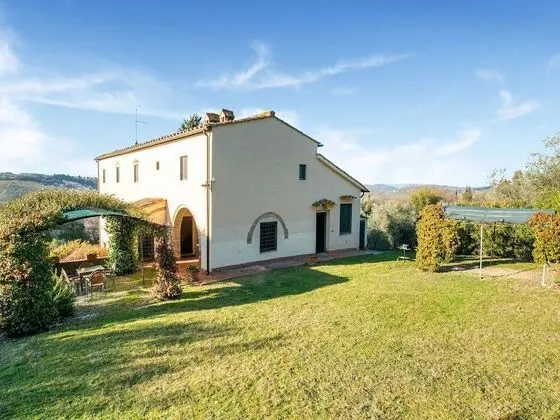 Alluring Villa in Tuscany Hills With Barbecue - Dış Mekan