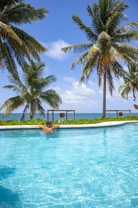 Almond Beach Resort at Jaguar Reef - Havuz