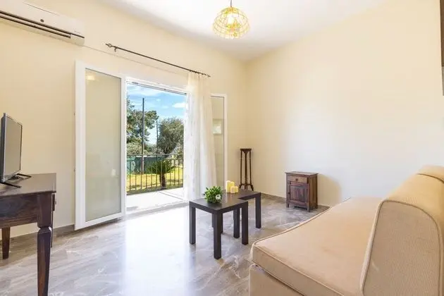 Aloe Apartments by Konnect, 500m from Dassia Beach - İç Mekan