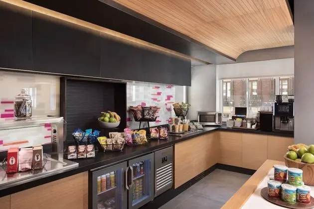 Aloft Madrid Gran Via, a Marriott Hotel - Yerinde Yemek