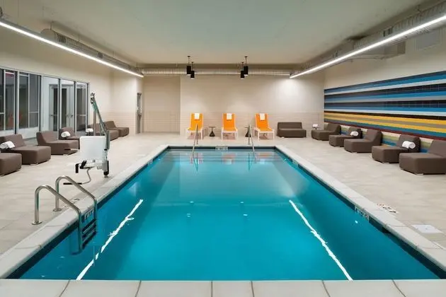 Aloft North Kansas City, a Marriott Hotel - Havuz