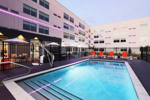 Aloft Reno-Tahoe International Airport, a Marriott Hotel - Havuz