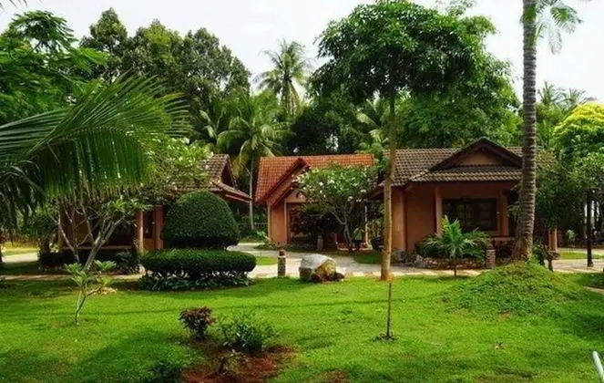 Alongkot Beach Resort