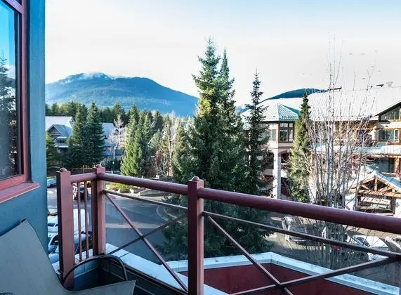 Alpenglow Lodge by MountainView