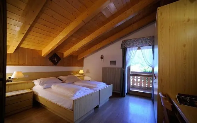 Alpine Touring Hotel - Oda
