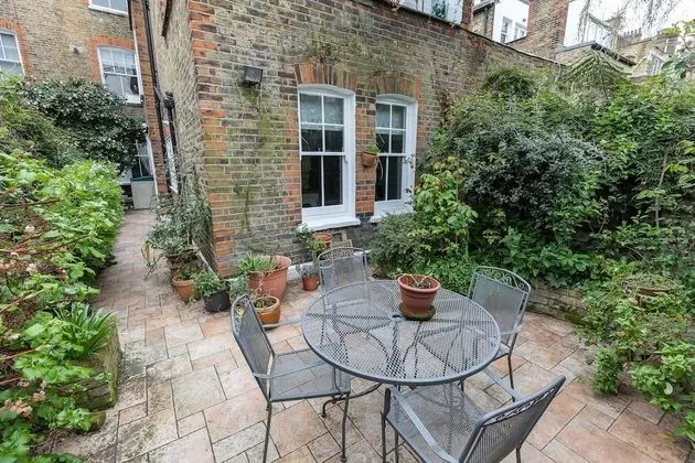 ALTIDO 2 Bed Flat With Garden Next to Battersea Park!