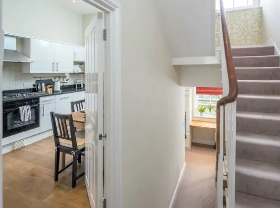 ALTIDO Bright Flat for 6, Near Victoria and Warwick sq - Mutfak