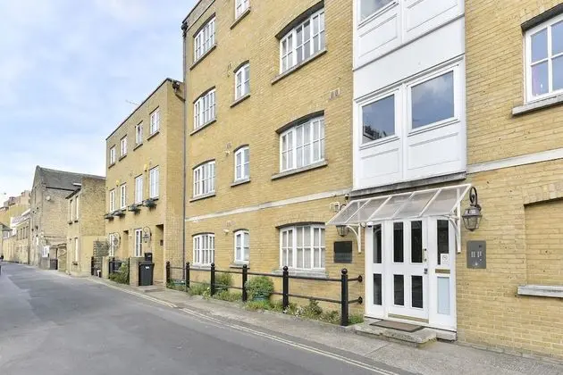 ALTIDO Calm 2BR Apt w Parking & Patio, near London Eye