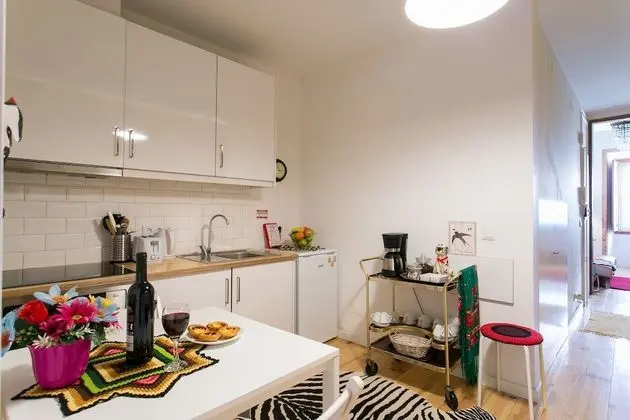 ALTIDO Chic 1-bed Apt moments to Luis de Camões Sq - Mutfak