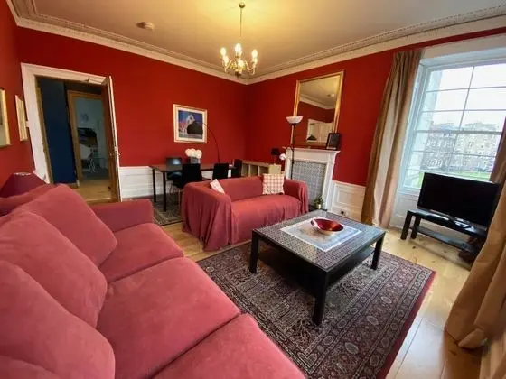 ALTIDO Classic 3BR Apt, Moments From Haymarket Station