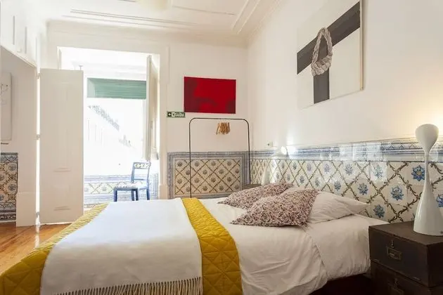 ALTIDO Classic 3BR home w/workspace in Chiado, 2mins from Baixa-Chiado subway