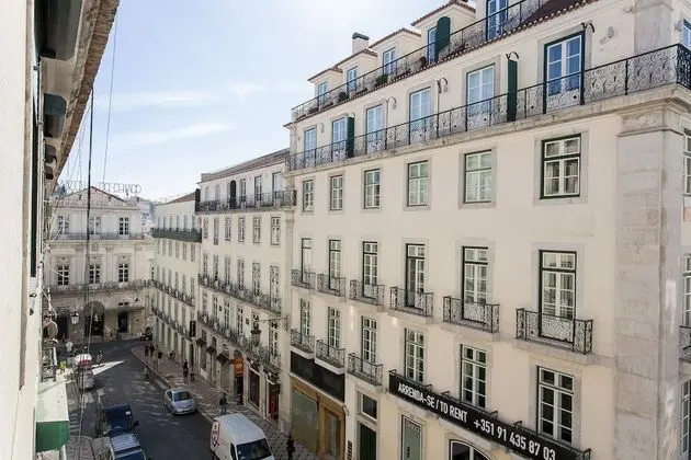 ALTIDO Classic 3BR home w/workspace in Chiado, 2mins from Baixa-Chiado subway