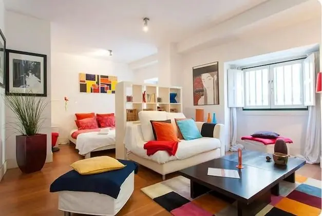 ALTIDO Color-block studio w/workspace &free parking at the heart of Santa Catarina