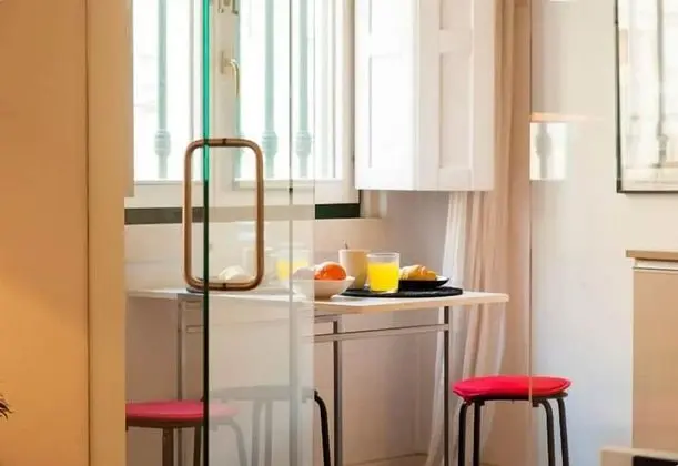 ALTIDO Color-block studio w/workspace &free parking at the heart of Santa Catarina - Mutfak