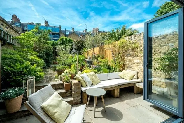 Altido Contemporary 2-Bed House W/ Private Garden