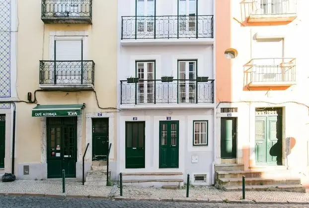 ALTIDO Cosy 1-bed flat w/balcony in Alfama, moments from the Port