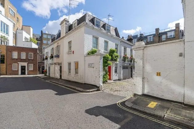 Altido Elegant 2-Bed Mews Flat Near Buckingham Palace