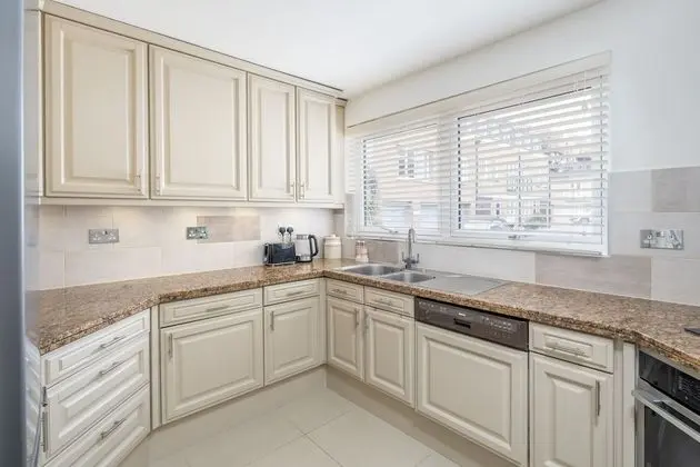 Altido Elegant 3-Bed House W/ Patio And Free Parking In Knightsbridge - Mutfak