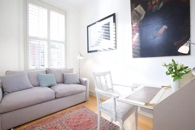 ALTIDO English Retro 2BR Apt Near Battersea Park