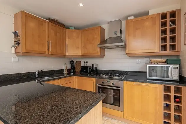 ALTIDO Lovely 2bed House in Wandsworth w/ Backyard Patio - Mutfak
