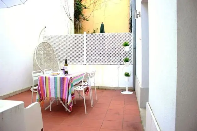 ALTIDO Modern 1-bed Apt w/terrace, moments from São Bento Palace - Öne Çıkan Resim