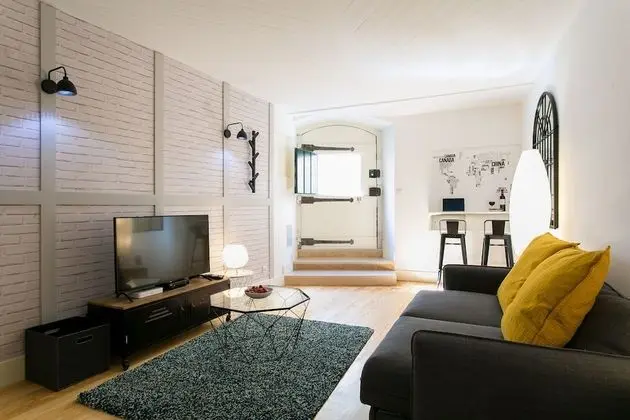 ALTIDO Modern Apt for 5 w/ workspace&private entrance, moments from Lisbon Cathedral