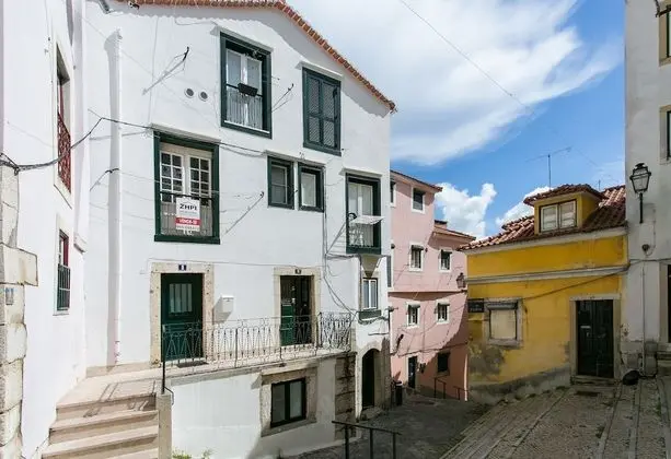 ALTIDO Modern Apt for 5 w/ workspace&private entrance, moments from Lisbon Cathedral