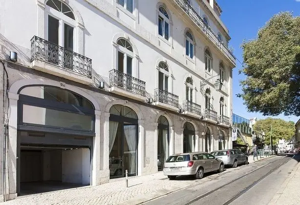 ALTIDO Splendid 2BR Apt w/ parking&balcony, 10mins to Praça do Comércio