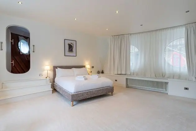 Altido Stunning 5-Bed Boathouse On The River Thames