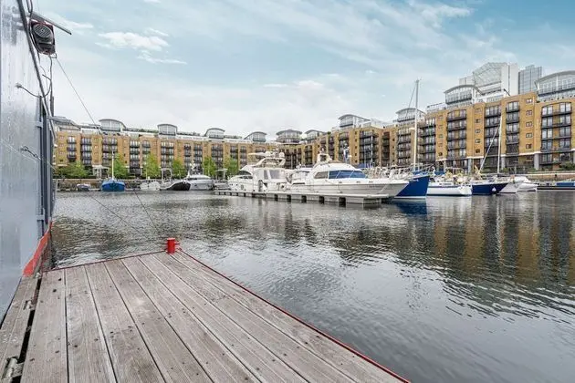 Altido Stunning 5-Bed Boathouse On The River Thames