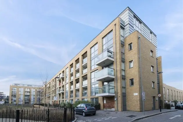 ALTIDO Trendy Islington Flat for 2 with Patio