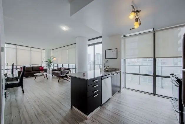 Altitude Suites Bay Street by Teristo Group - Öne Çıkan Resim