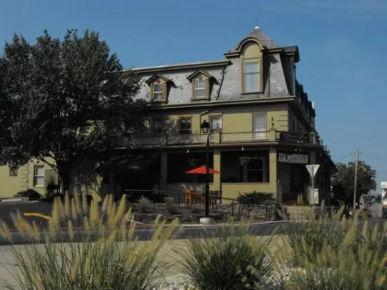Altland House Inn & Suites - 1