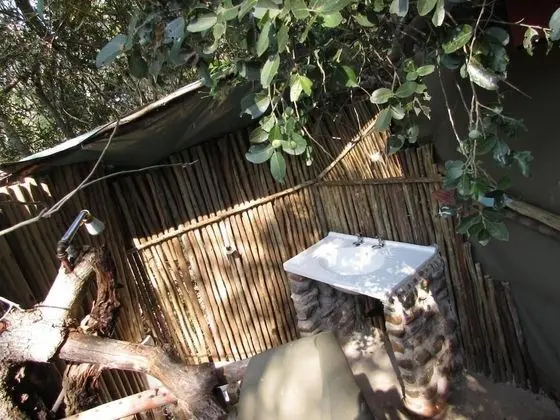 Amanzimlotzi Riverside Bush Tent for 3 Adults in Limpopo, Kruger Park - Banyo Tipleri