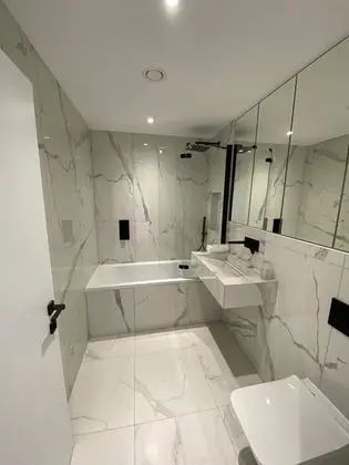 Amazing 2 Bed Flat with Parking - Banyo Tipleri