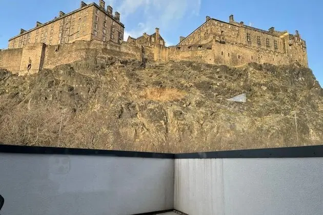 Amazing 2 Bedroom Apartment With Views of Edinburgh Castle